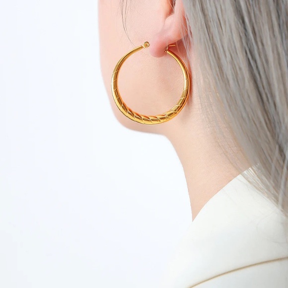 NEW💎18K Gold Large Hoop Earrings*Thin Hoops - Picture 3 of 4